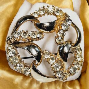 Vtg Interlocking Chain Brooch Open Flower Rhinestones Gold Tone Statement Pin